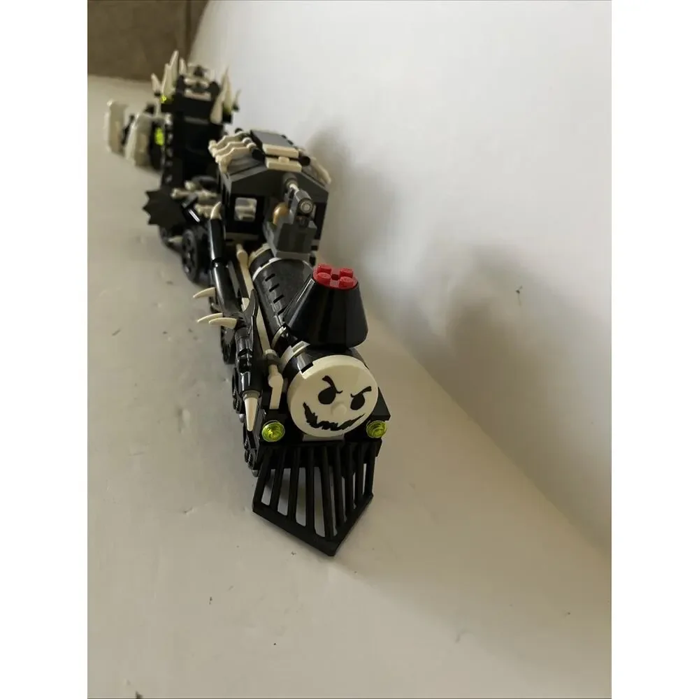 LEGO MONSTER FIGHTERS 9467 GHOST Train. 2 Mini Figs.